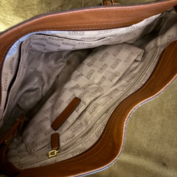 Beautiful Tan Michael Kors Hobo Handbag w/2 Outside Pockets & Tassel - Picture 6 of 11